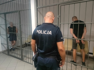 Zdjęcie policjanta wraz z osobami zatrzymanymi