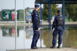 Zdjęcie policjantów podczas pomocy powodzianom