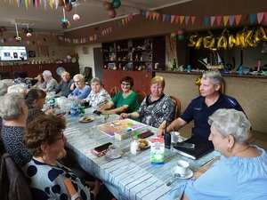 Zdjęcie dzielnicowego podczas spotkania z seniorami