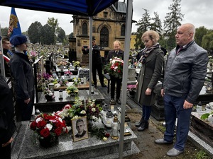 Zdjęcie Prezydent składającej kwiaty przed pomnikiem