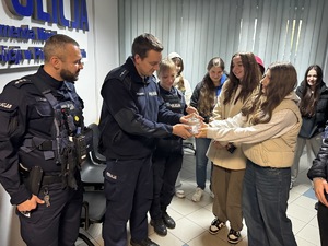 Zdjęcie policjantów oraz uczniów podczas przekazania &quot;złotych myśli&quot;