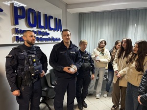 Zdjęcie policjantów oraz uczniów podczas przekazania &quot;złotych myśli&quot;