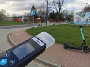 Policyjny alkomat oraz hulajnoga elektryczna