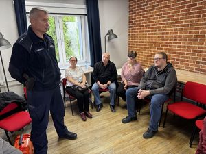 Zdjęcie policjantów podczas spotkania z osobami z dysfunkcją wzroku