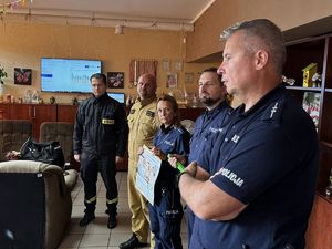 Zdjęcia z pogadanki policjantów oraz strażaków z seniorami