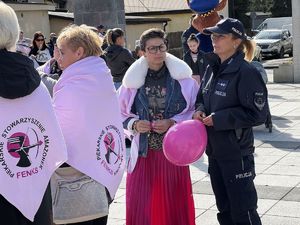 Zdjęcie podczas przemarszu &quot;różowej wstążki&quot;