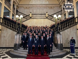 Zdjęcia z uroczystości podczas, której policjanci oraz Prezydent otrzymali odznaki i medal