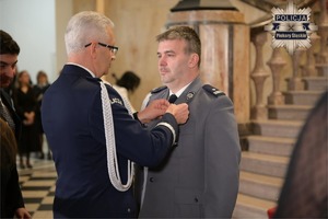 Zdjęcia z uroczystości podczas, której policjanci oraz Prezydent otrzymali odznaki i medal