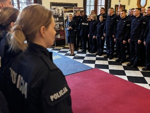 Zdjęcia z uroczystości podczas, której policjanci oraz Prezydent otrzymali odznaki i medal