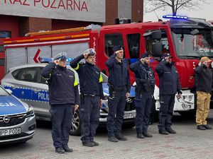 Zdjęcie przedstawia uczestników obchodów z okazji Święta Niepodległości.