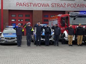 Zdjęcie przedstawia uczestników obchodów z okazji Święta Niepodległości.