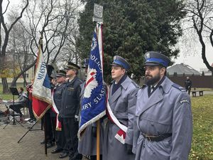 Zdjęcie przedstawia uczestników obchodów z okazji Święta Niepodległości.