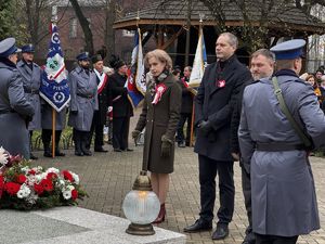 Zdjęcie przedstawia uczestników obchodów z okazji Święta Niepodległości.