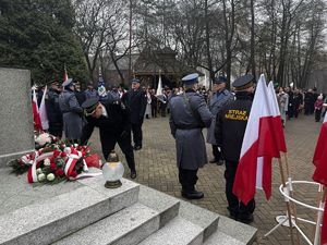 Zdjęcie przedstawia uczestników obchodów z okazji Święta Niepodległości.