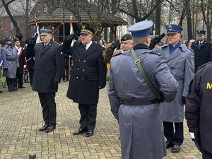 Zdjęcie przedstawia uczestników obchodów z okazji Święta Niepodległości.