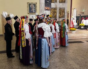 Zdjęcie przedstawia uczestników obchodów z okazji Święta Niepodległości.