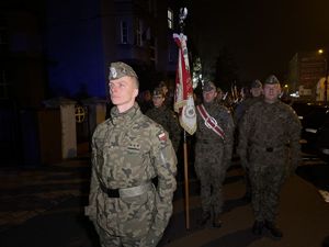 Zdjęcie przedstawia uczestników obchodów z okazji Święta Niepodległości.