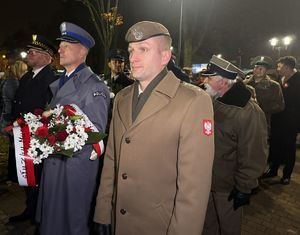 Zdjęcie przedstawia uczestników obchodów z okazji Święta Niepodległości.