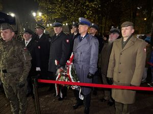 Zdjęcie przedstawia uczestników obchodów z okazji Święta Niepodległości.