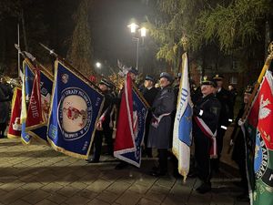 Zdjęcie przedstawia uczestników podczas obchodów z okazji Święta Niepodległości