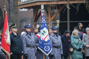 Zdjęcie przedstawia uczestników podczas obchodów z okazji Święta Niepodległości