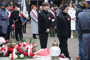 Zdjęcie przedstawia uczestników podczas obchodów z okazji Święta Niepodległości