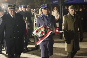 Zdjęcie przedstawia uczestników podczas obchodów z okazji Święta Niepodległości