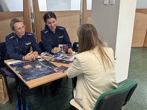 Zdjęcia policjantów podczas wizyty w Urzędzie pracy