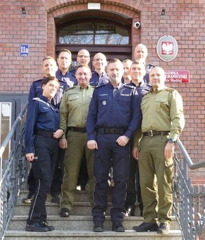 Zdjęcie policjantów w placówce straży granicznej