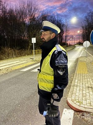 Zdjęcie policjanta podczas działań trzeźwość