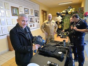 Zdjęcie policjantów z uczestnikami 33. Finału Wielkiej Orkiestry Świątecznej Pomocy