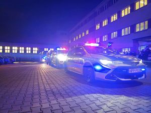 Zdjęcie policjantów z uczestnikami 33. Finału Wielkiej Orkiestry Świątecznej Pomocy