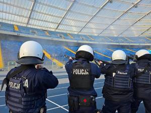 Zdjęcie policjantów podczas ćwiczeń na Stadionie Śląskim