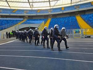 Zdjęcie policjantów podczas ćwiczeń na Stadionie Śląskim