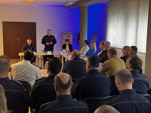 Zdjęcie policjantów z odprawy podsumowującej 2024 rok w piekarskiej komendzie