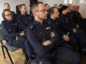 Zdjęcie policjantów z odprawy podsumowującej 2024 rok w piekarskiej komendzie