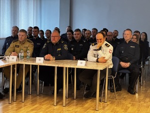 Zdjęcie policjantów z odprawy podsumowującej 2024 rok w piekarskiej komendzie