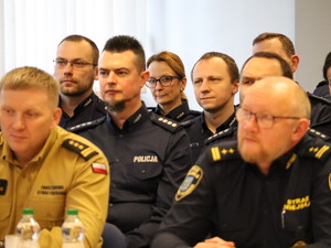 Zdjęcie policjantów z odprawy podsumowującej 2024 rok w piekarskiej komendzie