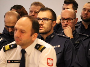 Zdjęcie policjantów z odprawy podsumowującej 2024 rok w piekarskiej komendzie