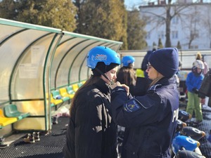 Zdjęcie policjantów i dzieci podczas pobyty na lodowisku