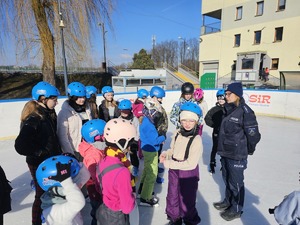 Zdjęcie policjantów i dzieci podczas pobyty na lodowisku