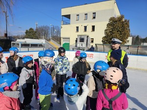 Zdjęcie policjantów i dzieci podczas pobyty na lodowisku