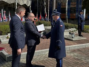 Komendant Miejski Policji w Piekarach Śląskich podczas otrzymywania medalu