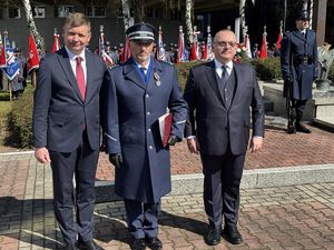 Komendant Miejski Policji w Piekarach Śląskich podczas otrzymywania medalu