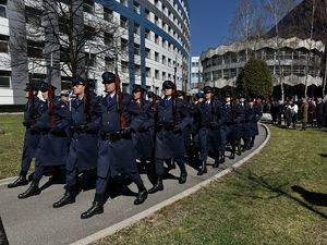 Komendant Miejski Policji w Piekarach Śląskich podczas otrzymywania medalu