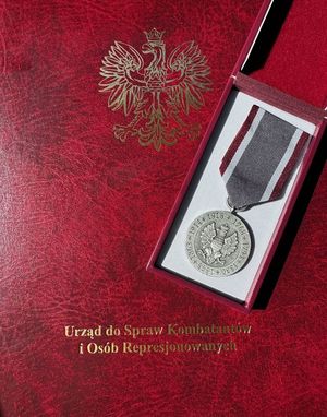 Komendant Miejski Policji w Piekarach Śląskich podczas otrzymywania medalu