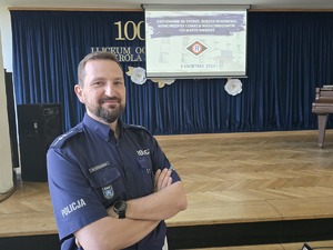 Zdjęcie policjanta oraz uczestników spotkania