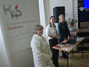 Zdjęcie policjanta oraz uczestników spotkania