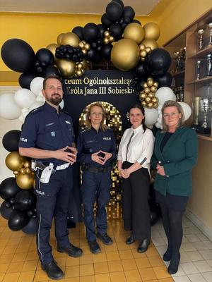 Zdjęcie policjanta oraz uczestników spotkania