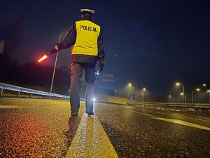 Zdjęcie policjanta podczas działań trzeźwość
